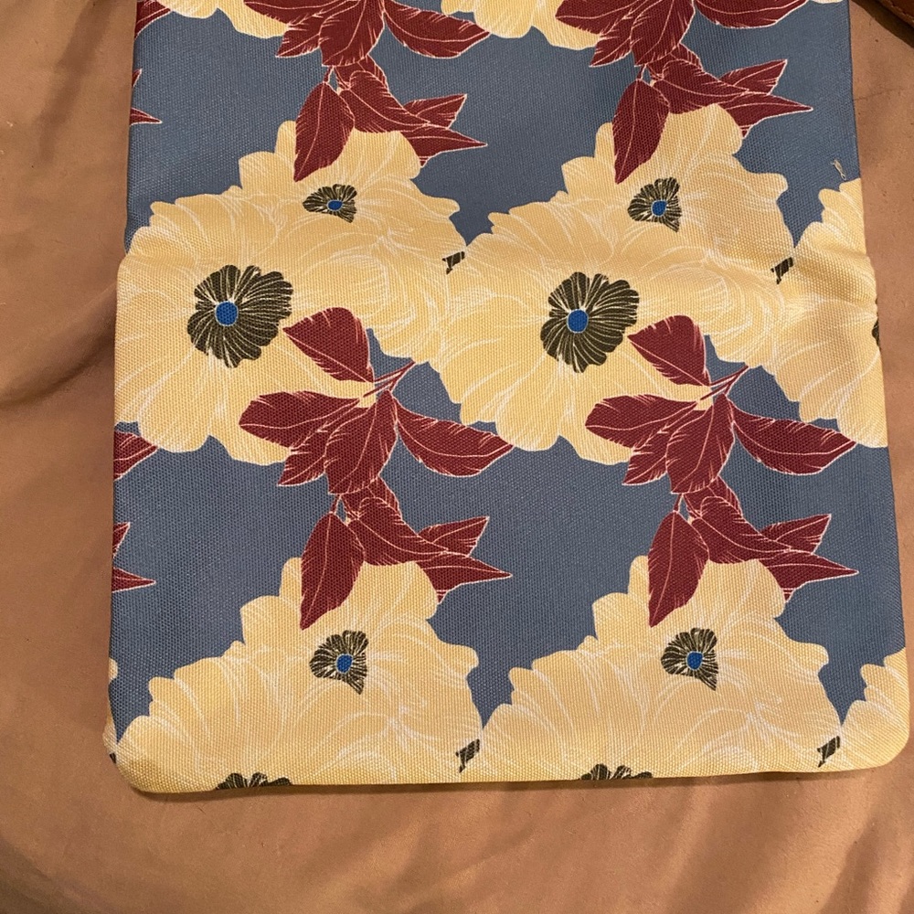 Brand new clutch bag or makeup bag. Prettty !
